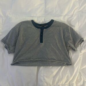 Cropped grey and navy blue button tee